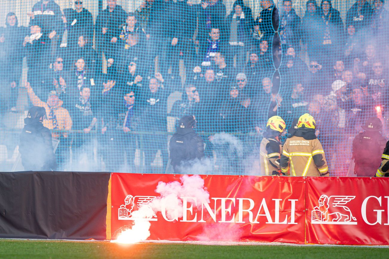 mura maribor navijaci dim pirotehnika.jpg