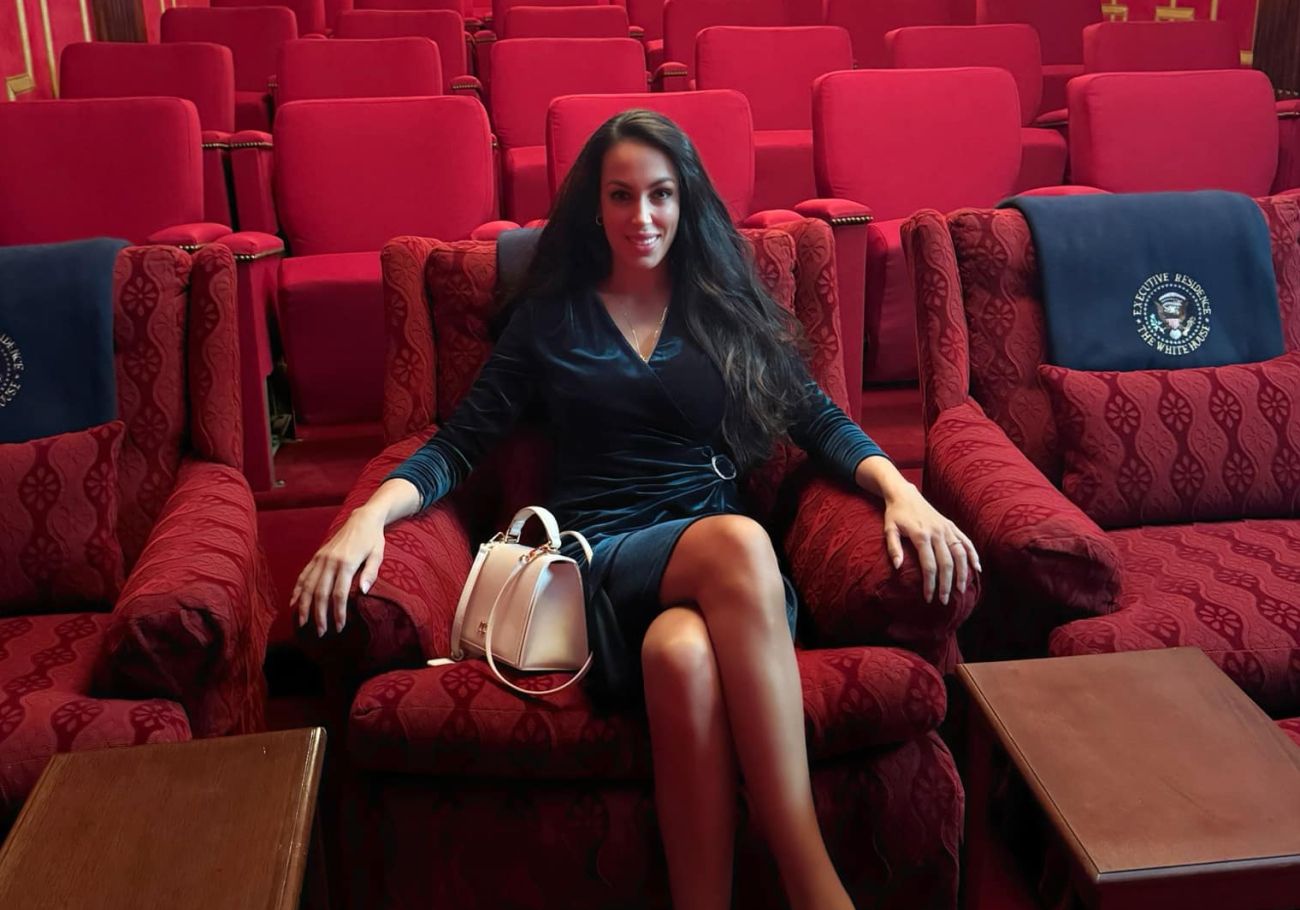 tina gaber bela hisa dvorana sedi.jpg