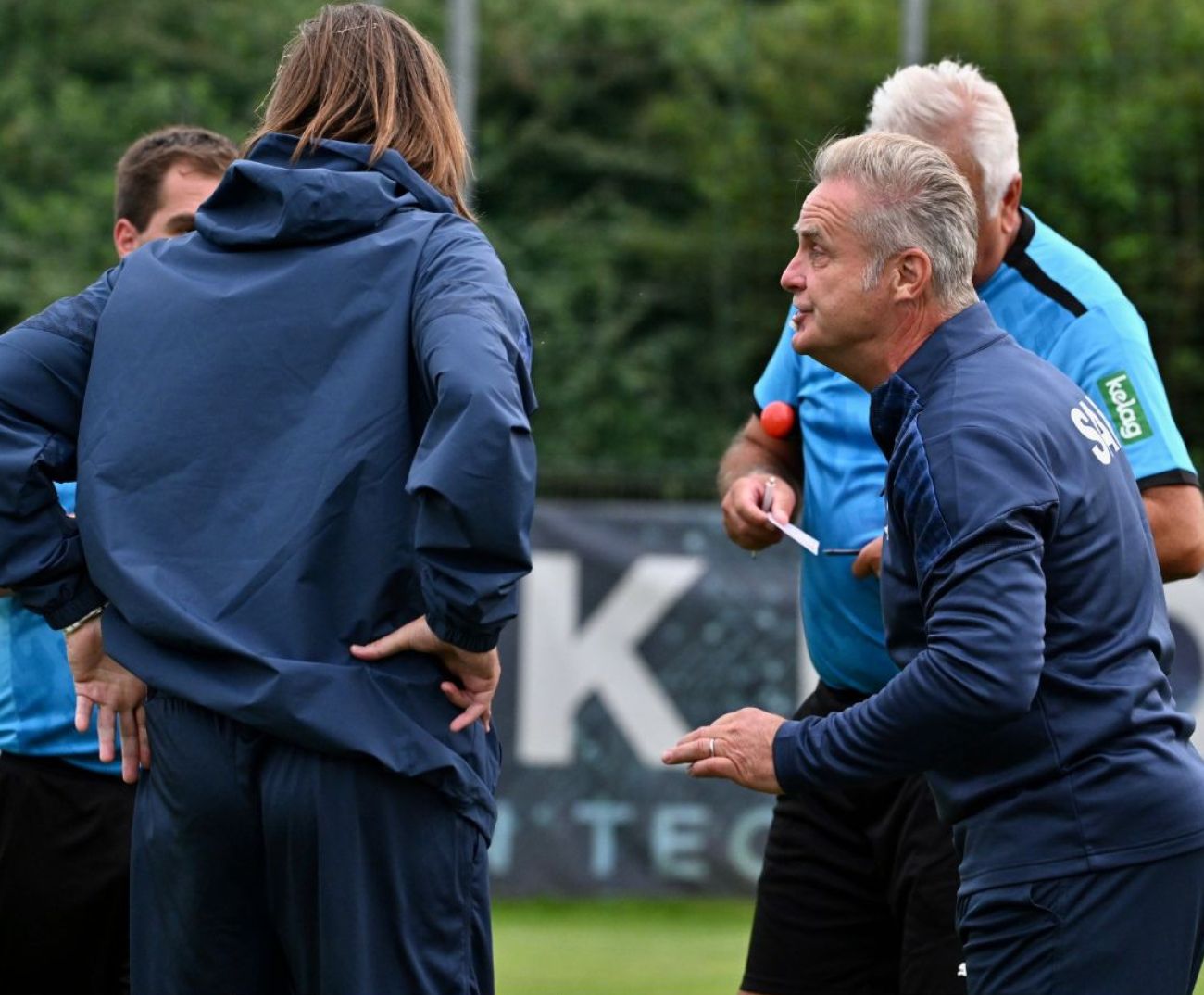 sak borovlje rumeni karton.jpg