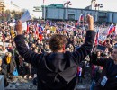 Protestniki na shodu: Zahtevamo dostojne pokojnine. Naj živi Janez Janša, slovenski junak v vojni in miru
