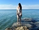 Poglejte, kako je morska deklica Tina Gaber »čofotala« v morju in se kremžila ob temperaturi (FOTO)