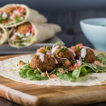 FALAFEL Z OREHI IN TZATZIKIJEM