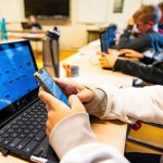 učenci, prenosni računalnik, pametni telefon, šola, pouk