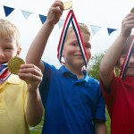 otroci tekmujejo, medalja