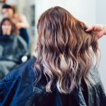 karamelna barva, ženske frizure