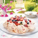 Poletna pavlova z jagodičjem