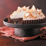 Čokoladno-lešnikova pita z beljakovo čepico