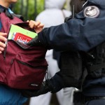 francoska policija, pregledovanje torb