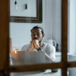 moški za računalnikom