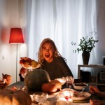 nasmejana ženska za mizo