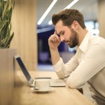 človek ob računalniku brez motivacije