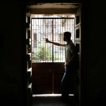 čakanje ob železnih vratih