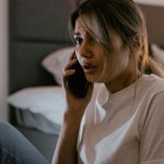 prestrašena ženska zvečer na telefonu