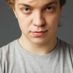 moški s čudnim pogledom