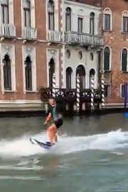 VIDEO: Deskala po beneških kanalih in razburila župana