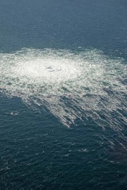FOTO in VIDEO: Na obsežnem območju lahko ladje povsem izgubijo plovnost, obstaja nevarnost eksplozij
