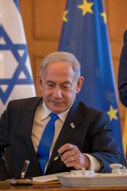 Netanjahu "začasno" klonil pod pritiskom ulice