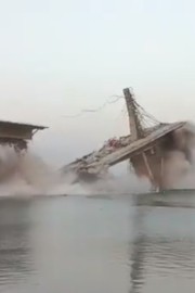 V Indiji so sredi gradnje podrli most