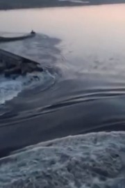 VIDEO: Razstrelili jez, v Hersonu že poplave, Zelenski sklical svet za nacionalno varnost