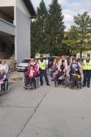 S to srčno gesto so policisti razveselili varovance doma starejših