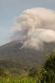 V Indoneziji po izbruhu vulkana izdali opozorilo pred cunamijem