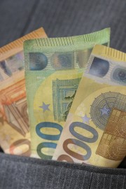 Bankirji obsojeni zaradi urejanja kreditov kreditno nesposobnim ljudem