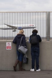 28-letnik na letalu fizično napadel stevardeso, pilot zasilno pristal v Zadru