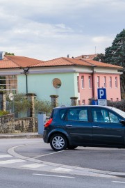 Redarsko vozilo tarča napada, jeza zaradi nadzora in sankcij pri parkiranju