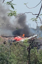 V Indiji strmoglavil Boeing z več kot 200 potniki na krovu (video)