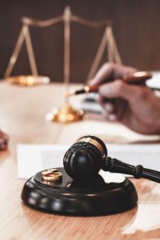 Dolgovi po smrti: kdo jih dejansko plača in kdo lahko zavrne?