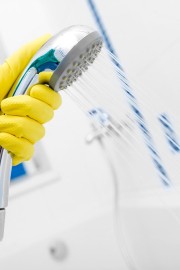 Čudežen trik, ki odstrani trdovratne madeže s tuša. Ga že poznate?