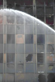 Podrobnosti: Preskočili ograjo, vstopili v stavbo Vjesnika in jo zažgali