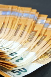 Socialni transferji: Komu pripada 494 evrov na mesec?