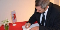 minister Dejan Zidan med podpisom v spominsko knjigo obcine