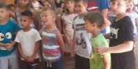 Skupina metliških otrok na Debelem rtiču