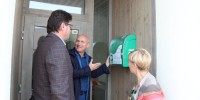 Defibrilator na OŠ Cerklje ob Krki (foto: Občina Brežice)