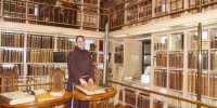 Gvardijan p. Tomaž Hočevar v samostanski knjižnici, ki je resnično vredna ogleda