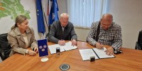 Mirna, podpis pogodbe za odkup CN, zupan in direktor, foto Lapego (1)
