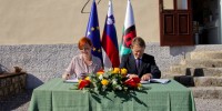 podpisali-pogodbo-o-obnovi-spominske-hise-otona-zupancica-v-vinici
