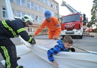 (FOTO) Mladi z zanimanjem sodelovali v vaji evakuacije 