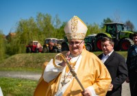 (FOTO) Škof Štumpf blagoslovil traktorje