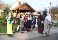 (FOTO) Božična zgodba in prižig lučk ob jaslicah v Lukačevcih