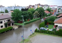 (FOTO) Voda poplavila soboške ceste, podvoz in tudi trgovino