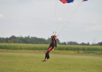 (FOTO) Po balonih pomursko nebo zavzeli padalci