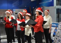 (FOTO) V nakupovalnih središčih prepevali božične pesmi