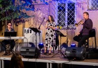 (FOTO) Na Skritem dvorišču nastopila zasedba Ana Bezjak Trio