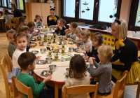 (FOTO) V tradicionalnem slovenskem zajtrku so uživali tudi vrtčevski otroci enote Miške