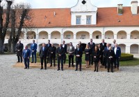 (FOTO) Premier Janša in ministri na delovnem posvetu v Rakičanu