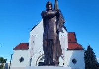 (FOTO) Pred stolno cerkvijo postavili kip sv. Cirila