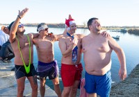 (FOTO) Dahavski pingvini nadaljevali tradicijo in zaplavali v Soboškem jezeru